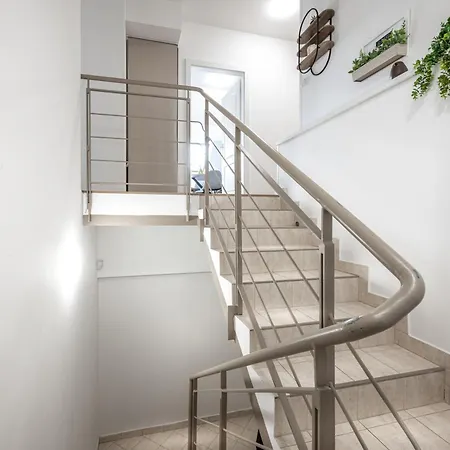 Sky Loft Near Center 220m, Ac, Ps5, Free Parking
