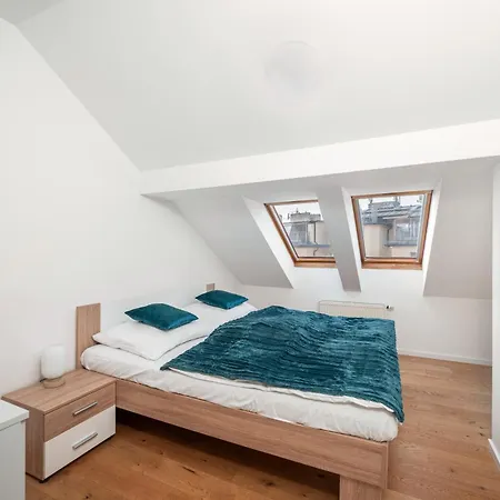 Sky Loft Near Center 220m, Ac, Ps5, Free Parking