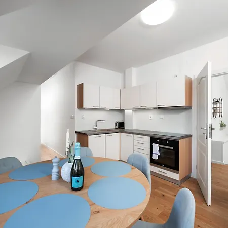 Sky Loft Near Center 220m, Ac, Ps5, Free Parking *