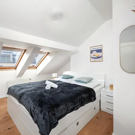 Sky Loft Near Center 220m, Ac, Ps5, Free Parking Lägenhet *