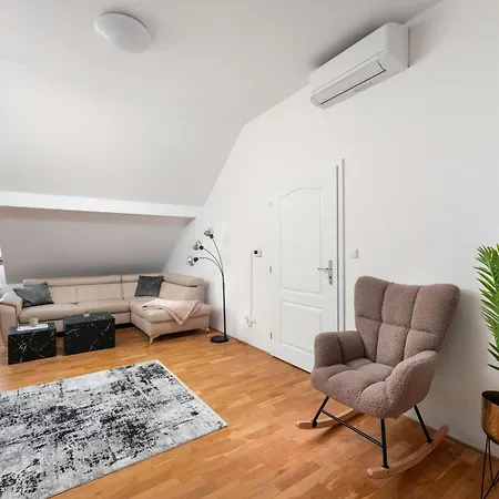 Sky Loft Near Center 220m, Ac, Ps5, Free Parking